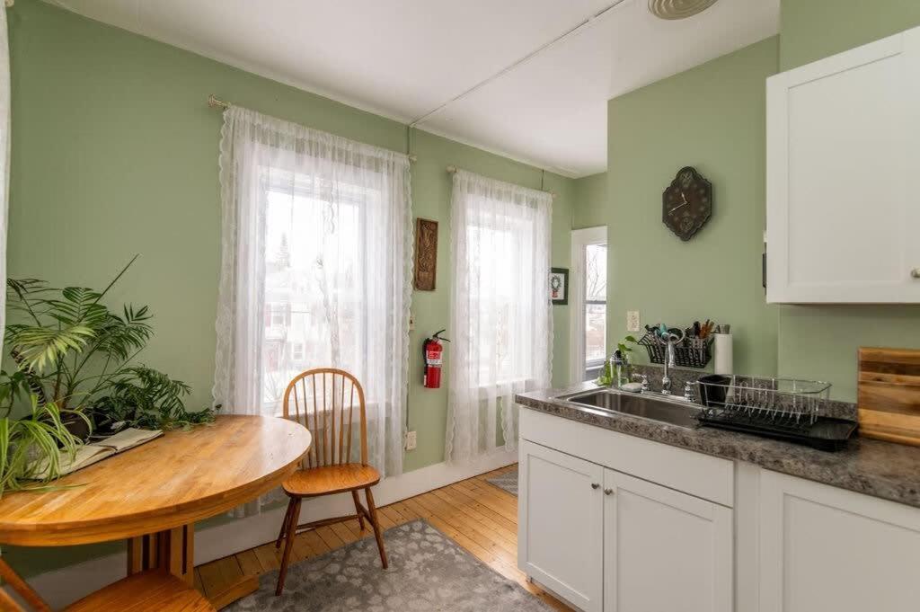 ברלינגטון Centrally Located With Lake Views מראה חיצוני תמונה